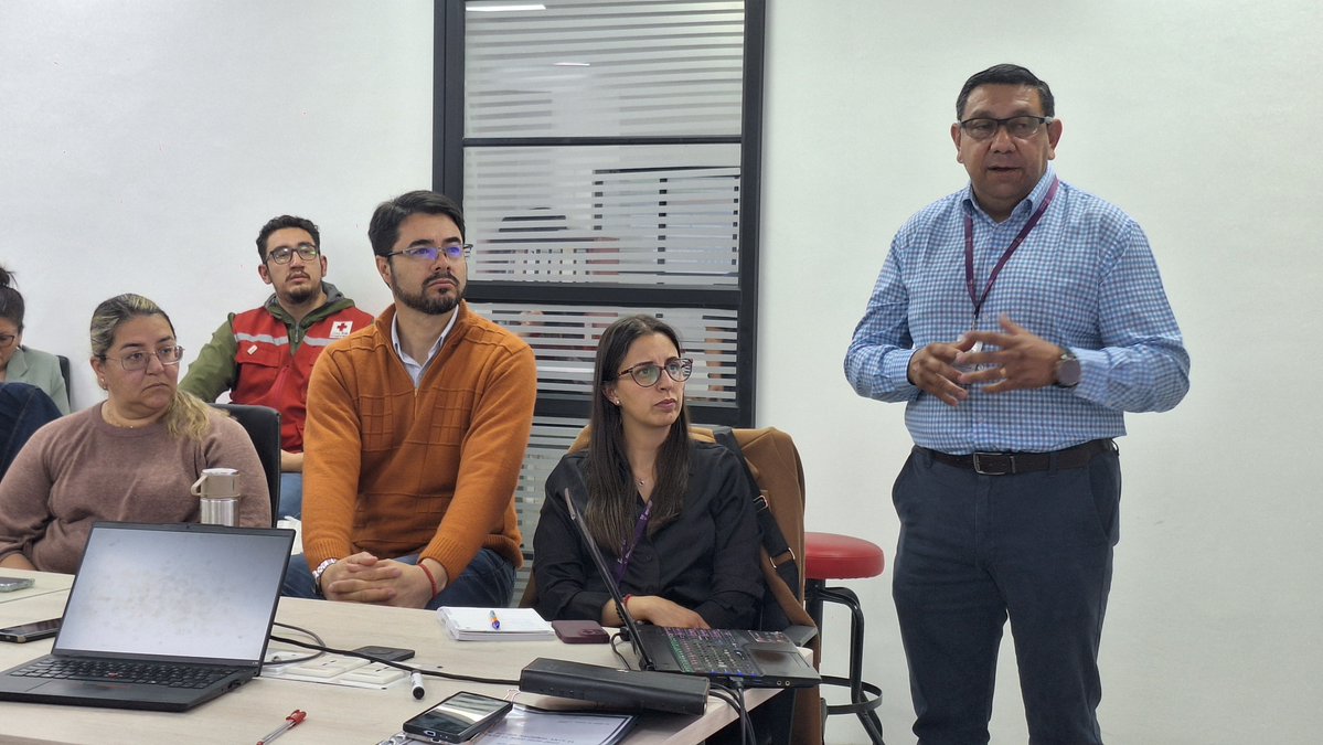 INSPI_ECUADOR's tweet photo. 🛡️ Prepararse frente al fenómeno de El Niño es también proteger la salud de la población.

En este contexto, el INSPI, representado por la Mgs. María Gabriela Echeverría, Coordinadora Zonal Regional Norte; la Dra. Varsovia Cevallos, investigadora y líder del CIREV; y la Ing. Natali Argüello, responsable de la Gestión de Vigilancia de la CZ9, participaron en la reunión de la Mesa Técnica de Trabajo N.° 2 «Salud y Atención Prehospitalaria», convocada ante la declaratoria de Alerta Roja a escala nacional.

��� Durante la jornada se revisaron las acciones previstas para los próximos meses, entre ellas campañas de inmunización, medidas de prevención y atención, seguimiento de la situación epidemiológica y coordinación interinstitucional.

INSPI | Conocer para transformar. Anticiparnos para proteger.
