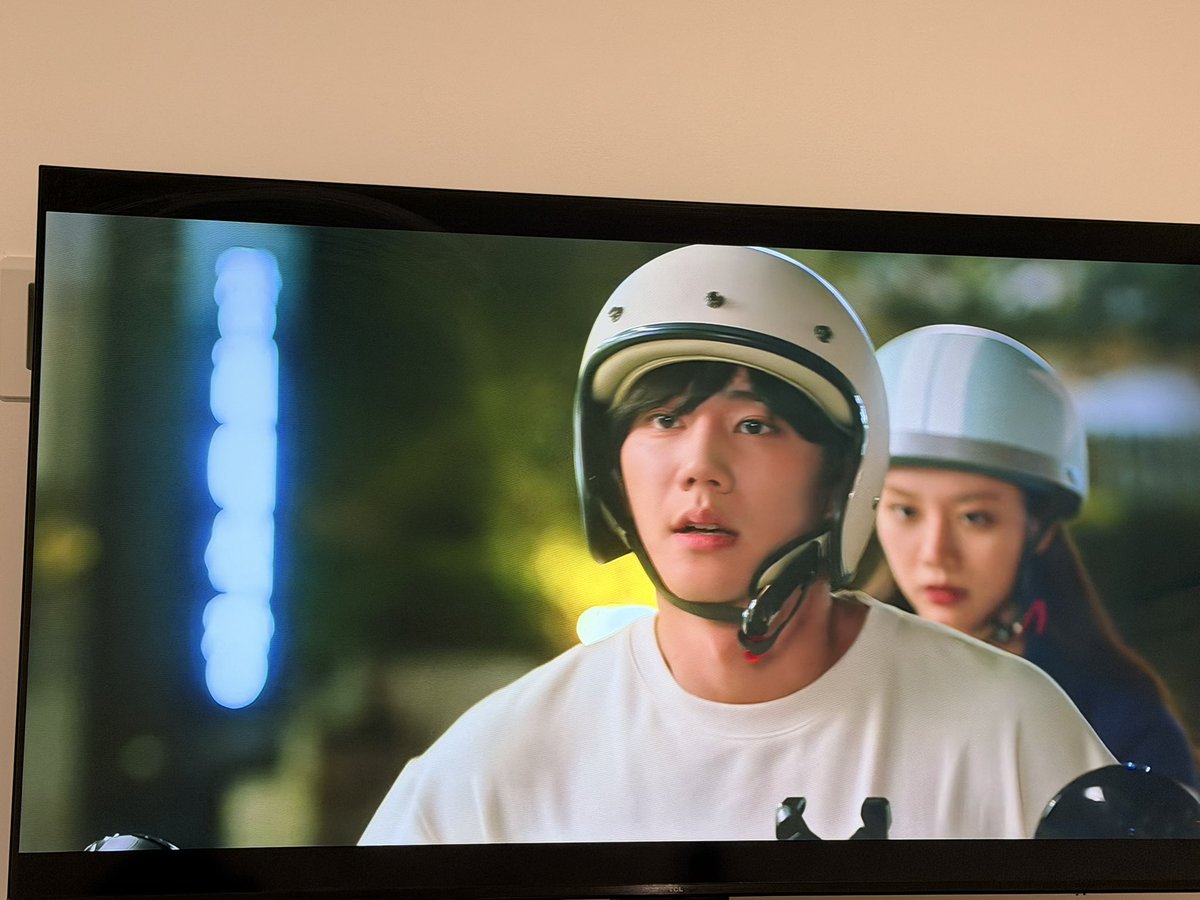 JessleySan7's tweet photo. Eu normalmente acho os homens de capacete nada bonitos, mas este homem é fora do comum porque até de capacete ele é lindooooo.

#MayIHelpYou https://t.co/VPoGv0FcaL