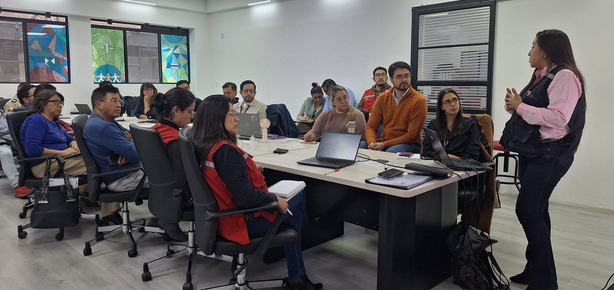 INSPI_ECUADOR's tweet photo. 🛡️ Prepararse frente al fenómeno de El Niño es también proteger la salud de la población.

En este contexto, el INSPI, representado por la Mgs. María Gabriela Echeverría, Coordinadora Zonal Regional Norte; la Dra. Varsovia Cevallos, investigadora y líder del CIREV; y la Ing. Natali Argüello, responsable de la Gestión de Vigilancia de la CZ9, participaron en la reunión de la Mesa Técnica de Trabajo N.° 2 «Salud y Atención Prehospitalaria», convocada ante la declaratoria de Alerta Roja a escala nacional.

��� Durante la jornada se revisaron las acciones previstas para los próximos meses, entre ellas campañas de inmunización, medidas de prevención y atención, seguimiento de la situación epidemiológica y coordinación interinstitucional.

INSPI | Conocer para transformar. Anticiparnos para proteger.