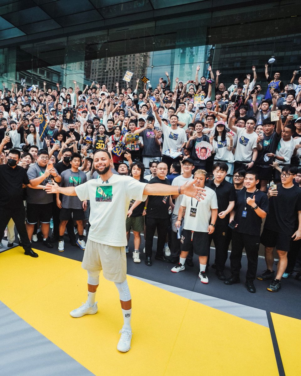StephenCurry30's tweet photo. Leaving our mark on Shenzhen. #ChangeTheGameForGood https://t.co/6gZMcfLUiQ
