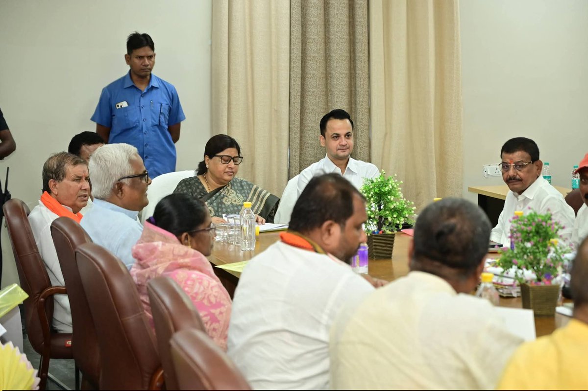 DmMadhubani's tweet photo. मधुबनी जिले के माननीय  प्रभारी मंत्री की अध्यक्षता में में जिला स्तरीय कार्यक्रम कार्यान्वयन समिति की आहूत बैठक में जिलाधिकारी श्री आनंद शर्मा एवं संबंधित अधिकारियों के साथ नगर निकायों के गठन, उत्क्रमण एवं विस्तारीकरण के प्रस्तावों की गहन समीक्षा की गई।

“सेवा संकल्प अभियान एवं कायाकल्प अभियान” के तहत जनसुविधाओं के उन्नयन, सार्वजनिक परिसंपत्तियों के सुदृढ़ीकरण एवं नई आधारभूत संरचनाओं के विकास को लेकर आवश्यक दिशा-निर्देश दिए गए।

मधुबनी के समग्र विकास और जनहित के कार्यों को प्राथमिकता के साथ धरातल पर उतारना हमारी प्रतिबद्धता है।

#Madhubani #मधुबनी #जनहित #विकास #BiharGovernment