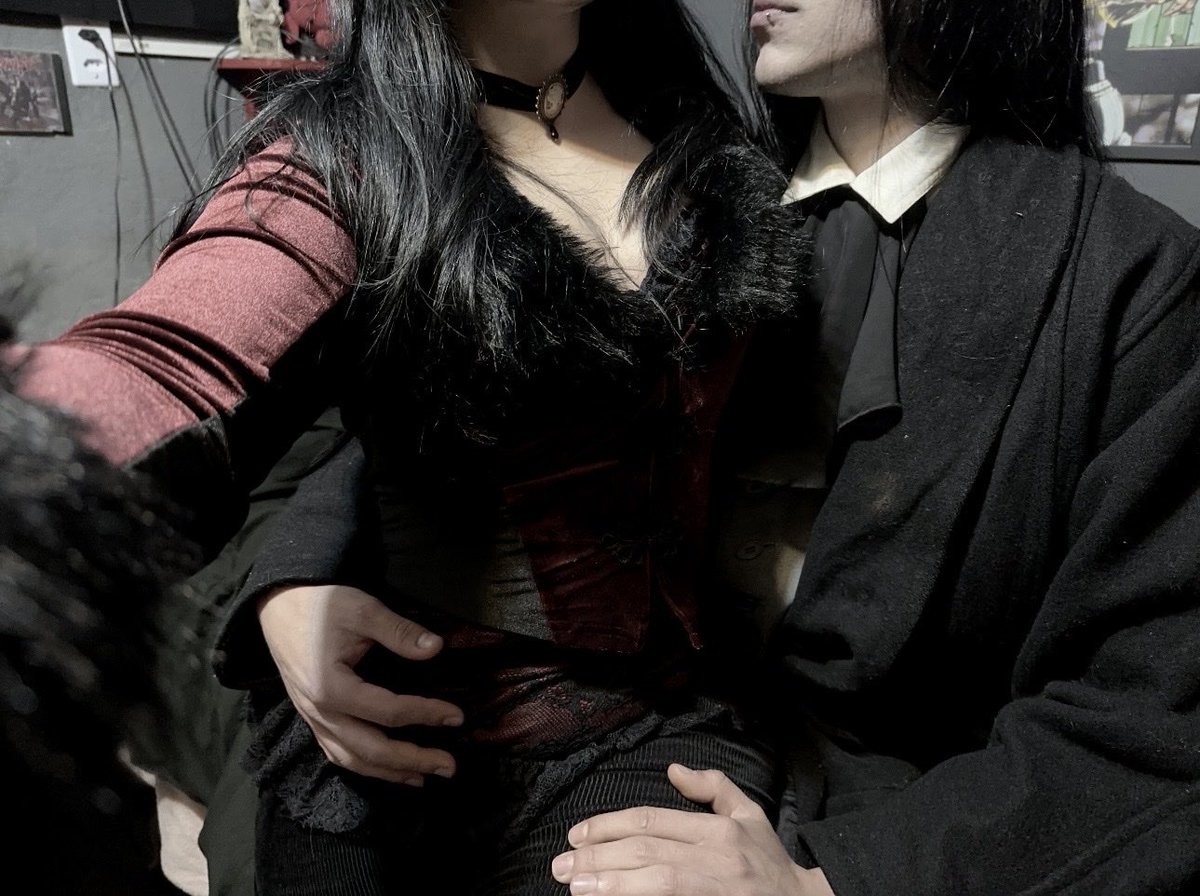 kapijup_mari's tweet photo. eu e o meu amor estavamos vampirinhos ontem https://t.co/JcwQOCBOVy