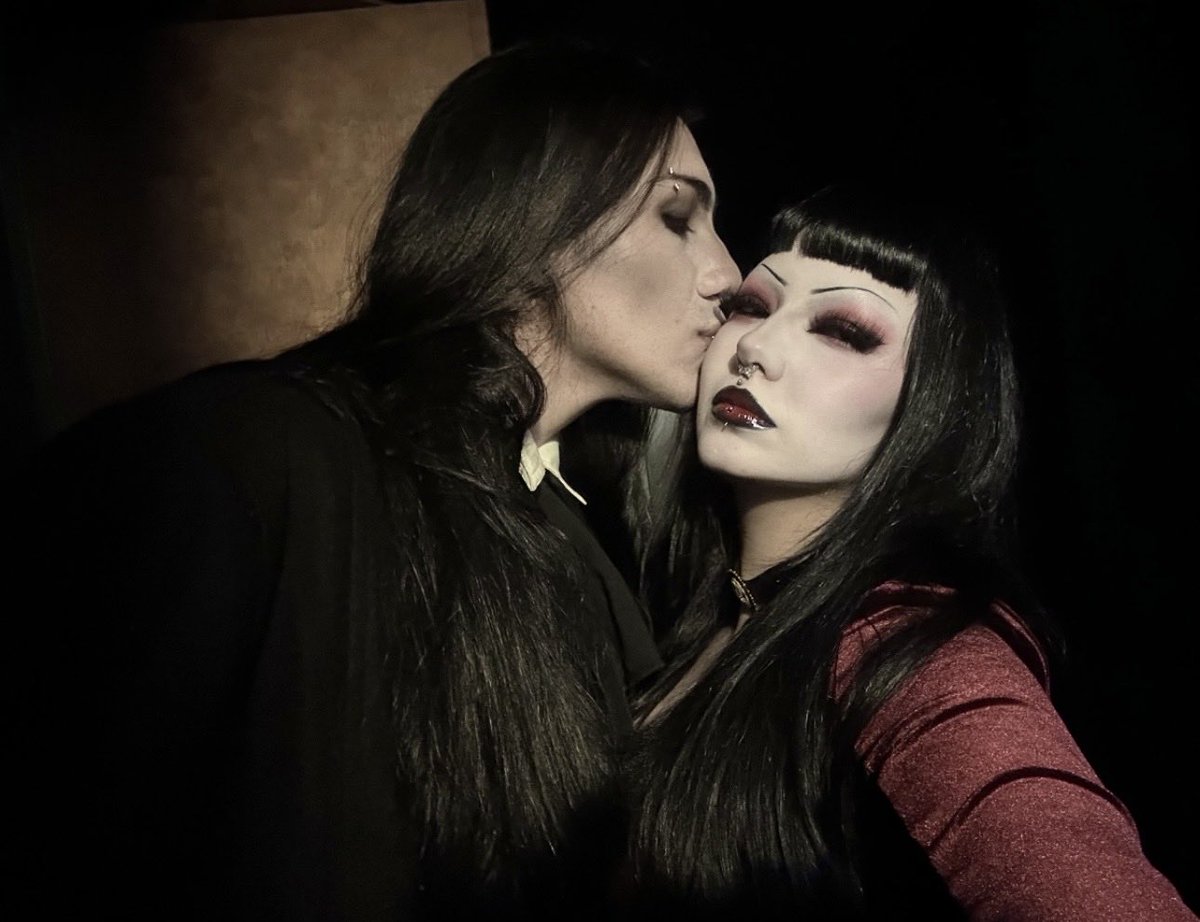 kapijup_mari's tweet photo. eu e o meu amor estavamos vampirinhos ontem https://t.co/JcwQOCBOVy