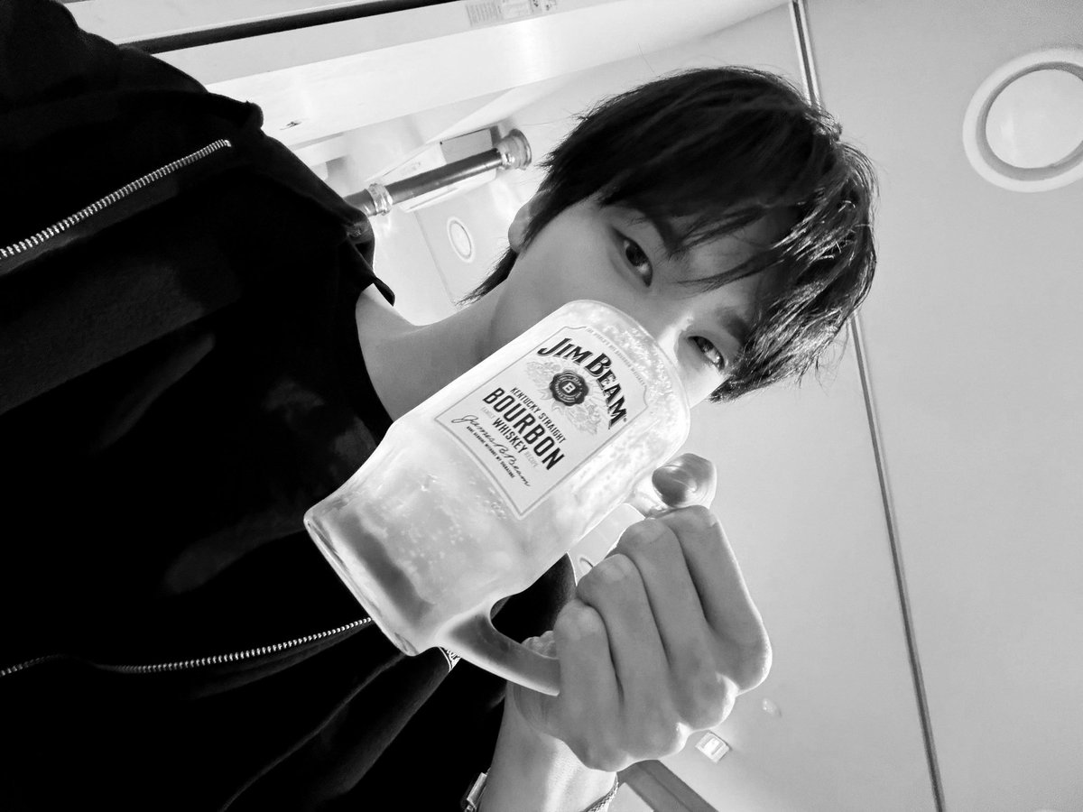 Shhinyu's tweet photo. Holding onto little moments that make the day feel good. https://t.co/LWBSnxTooQ