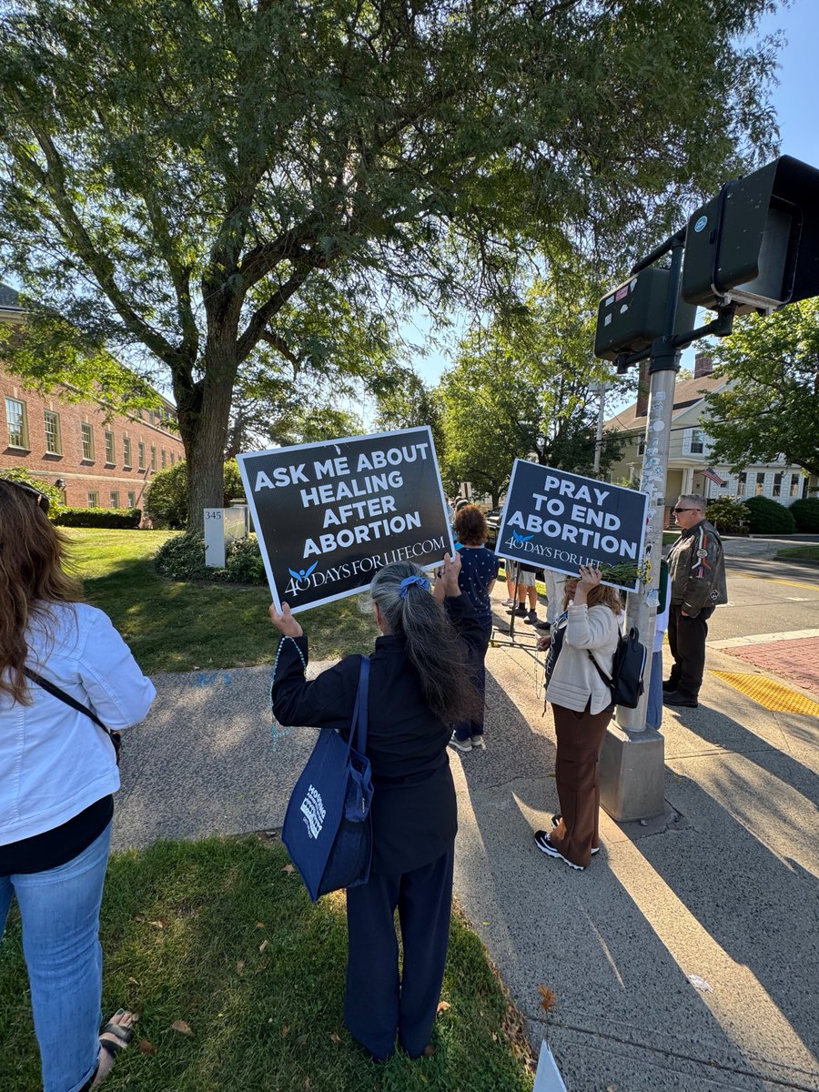 40daysforlife's tweet photo. Showing up matters.

Sometimes it looks like quiet prayer. Sometimes it looks like a sign that says, “We will help you.”

In 9 days, volunteers return to the sidewalks.

Will you join us? 💙 https://t.co/GJqrc6KHvS