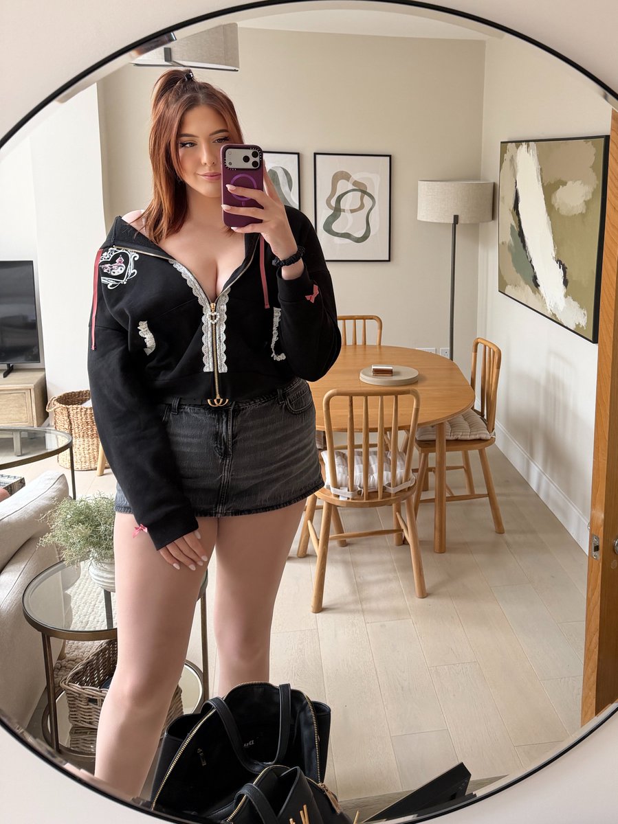 tallgirlkatiee's tweet photo. would you be too intimidated to date a 6'9" tall girl like me? 🥺👉👈💘 https://t.co/IoACQpeUyd