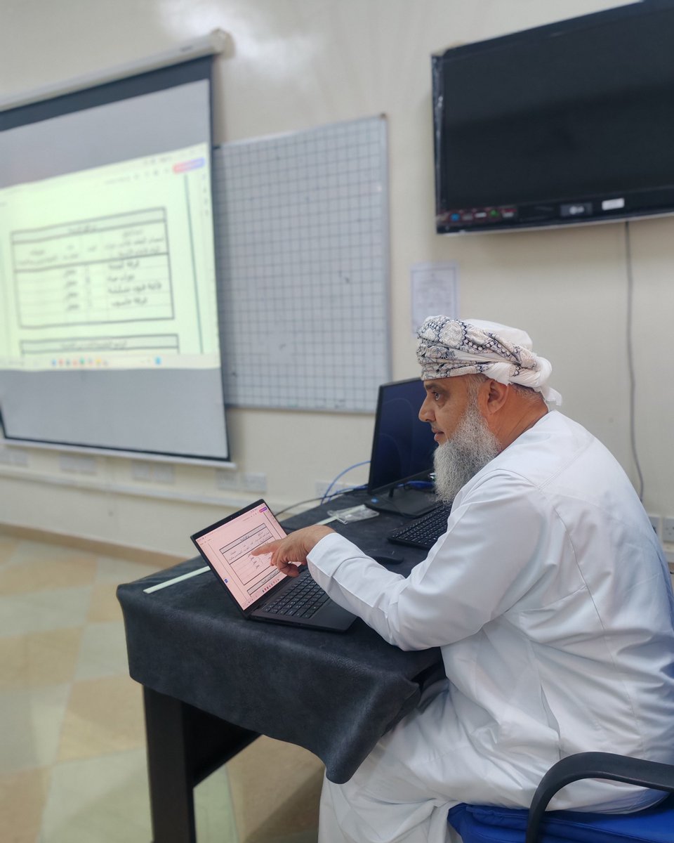 EduGovDkh4603's tweet photo. تشرفت المدرسة بزيارة  الأستاذ ناصر السليماني مشرف إدارة مدرسية  قام من خلالها على مجموعة من الأعمال وأهمها :
لقاء مع فريق التقويم الذاتي. 
مناقشة الخطة المدرسية وكيفية عملها وتنفيذها. https://t.co/X2yJW4nSTy