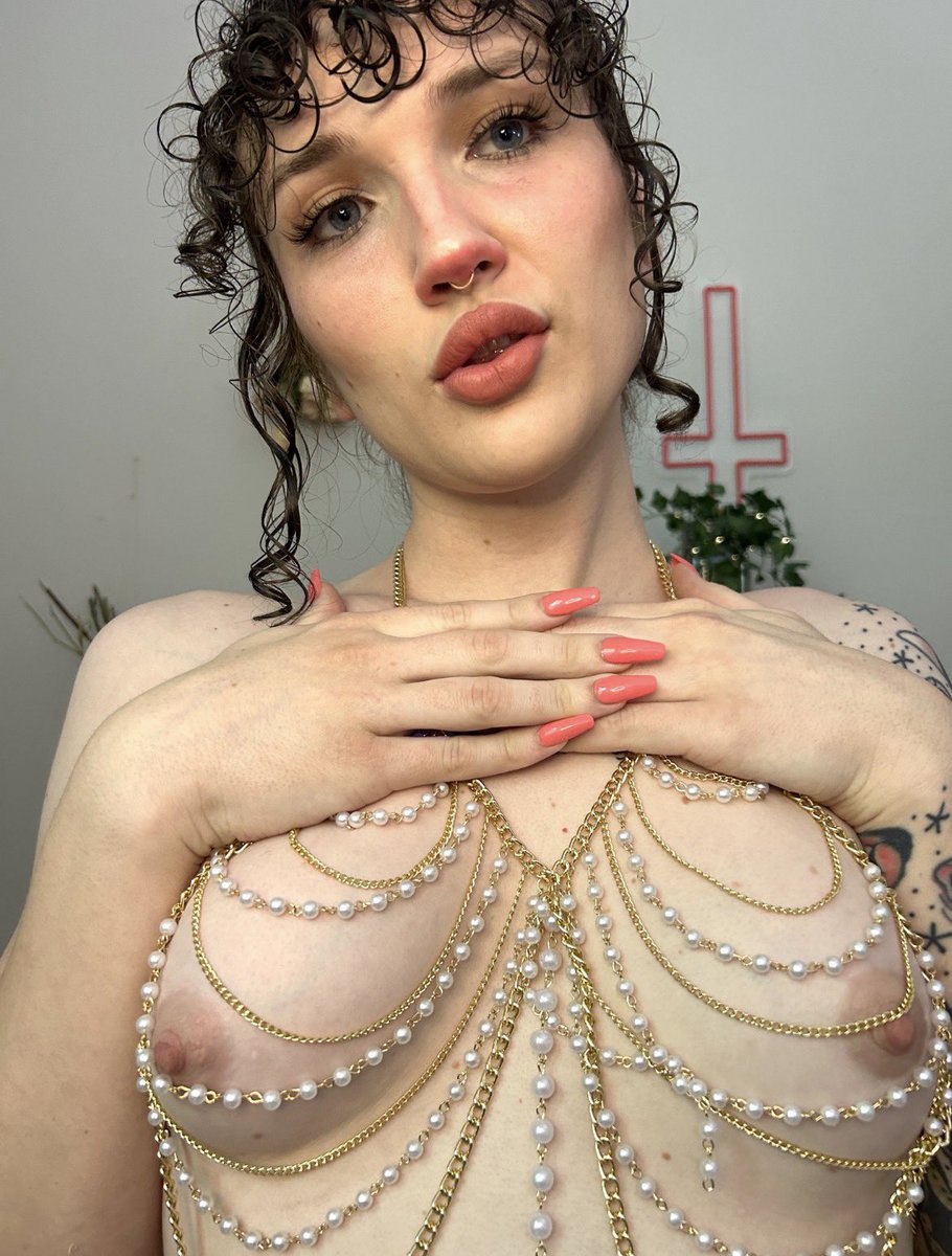 dangerdoll__1's tweet photo. suck on my tiddies https://t.co/qmJ1fv6Dju