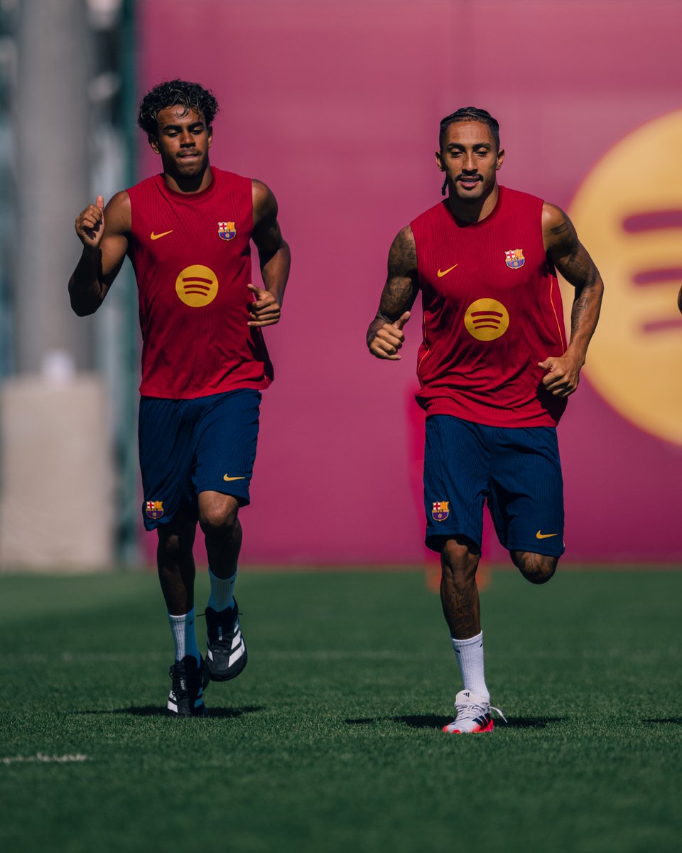 FCBarcelona_es's tweet photo. Entre los dos suman 15 goles en 6 partidos 🤯

Lamine: ⚽️⚽️⚽️⚽️⚽️⚽️⚽️
Rapha: ⚽️⚽️⚽️⚽️⚽️⚽️⚽️⚽️ https://t.co/4JrqrFvo9U