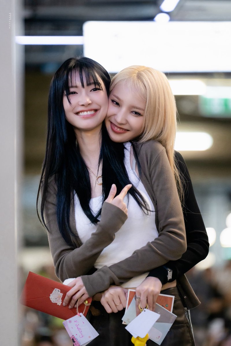 rushhour39's tweet photo. เซ็ตแรกสีเพี้ยนเล็กน้อย
ขอลงเซ็ตใหม่เพิ่มเติมหวานยายดึกข่ะ

JJJ BEWITCH YOU PRESS TOUR #Flex1045xJanJingJingFancon
#Janjingjing https://t.co/TmfnMDTS6t