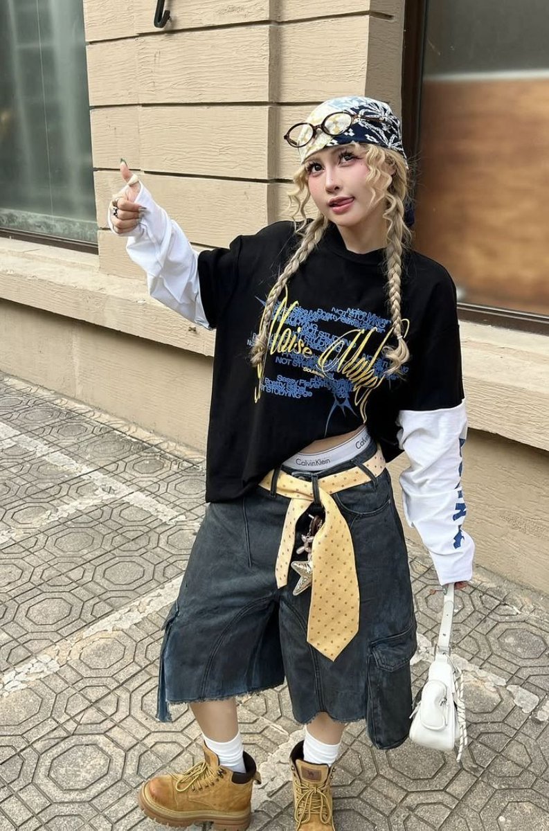 ElenaLewisgi's tweet photo. book threads I have no idea what to do anymore, I have this stalker who comments on my posts, seems to be right there everytime I hit the post button she pops up. https://t.co/hTz2Lv8dMI