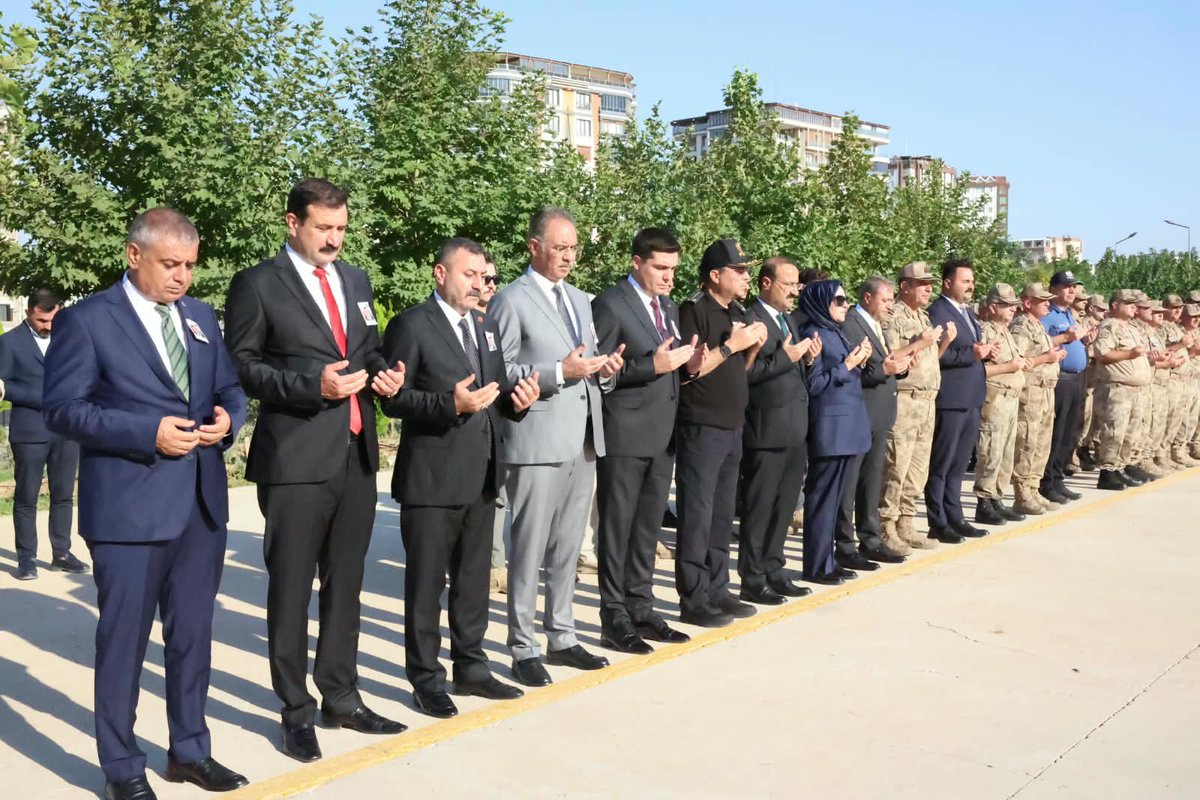 Sanliurfa_MHP's tweet photo. İl Başkanımız Sayın Ecz. Osman Mutlu, evinde geçirdiği kalp krizi sonucu hayatını kaybeden Jandarma Uzman Çavuşumuz Murat Memili’nin, Şanlıurfa İl Jandarma Komutanlığımızda düzenlenen cenaze törenine katılım sağladı.

Vatanımızın huzur ve güvenliği uğruna fedakarca görev yapan kahraman Jandarma Uzman Çavuşumuz Murat Memili’ye Cenab-ı Allah’tan rahmet; başta kıymetli ailesi olmak üzere, yakınlarına, silah arkadaşlarına ve aziz milletimize sabır ve başsağlığı diliyoruz.

Ruhu şad, mekanı cennet olsun.

@dbdevletbahceli 
@MHP_Bilgi 
@eczosmanmutlu