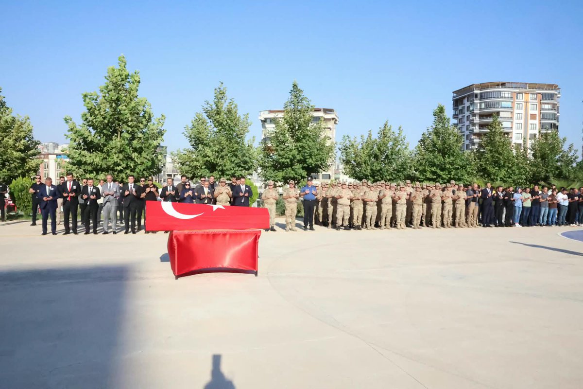 Sanliurfa_MHP's tweet photo. İl Başkanımız Sayın Ecz. Osman Mutlu, evinde geçirdiği kalp krizi sonucu hayatını kaybeden Jandarma Uzman Çavuşumuz Murat Memili’nin, Şanlıurfa İl Jandarma Komutanlığımızda düzenlenen cenaze törenine katılım sağladı.

Vatanımızın huzur ve güvenliği uğruna fedakarca görev yapan kahraman Jandarma Uzman Çavuşumuz Murat Memili’ye Cenab-ı Allah’tan rahmet; başta kıymetli ailesi olmak üzere, yakınlarına, silah arkadaşlarına ve aziz milletimize sabır ve başsağlığı diliyoruz.

Ruhu şad, mekanı cennet olsun.

@dbdevletbahceli 
@MHP_Bilgi 
@eczosmanmutlu