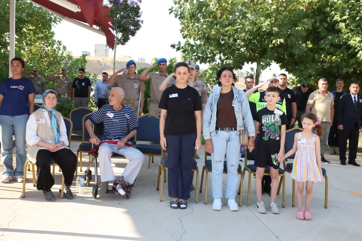 Sanliurfa_MHP's tweet photo. İl Başkanımız Sayın Ecz. Osman Mutlu, evinde geçirdiği kalp krizi sonucu hayatını kaybeden Jandarma Uzman Çavuşumuz Murat Memili’nin, Şanlıurfa İl Jandarma Komutanlığımızda düzenlenen cenaze törenine katılım sağladı.

Vatanımızın huzur ve güvenliği uğruna fedakarca görev yapan kahraman Jandarma Uzman Çavuşumuz Murat Memili’ye Cenab-ı Allah’tan rahmet; başta kıymetli ailesi olmak üzere, yakınlarına, silah arkadaşlarına ve aziz milletimize sabır ve başsağlığı diliyoruz.

Ruhu şad, mekanı cennet olsun.

@dbdevletbahceli 
@MHP_Bilgi 
@eczosmanmutlu