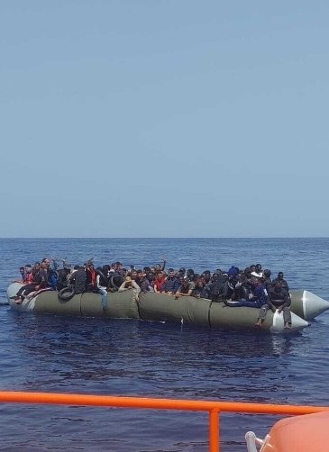 CanarioToday's tweet photo. 🔴 #ÚLTIMAHORA | Salvamento Marítimo recoge a unos 150 inmigrantes ilegales de origen magrebí y subsahariano que partieron desde Marruecos en dos embarcaciones (patera y neumática).

📷 Imagen de la neumática. https://t.co/UInQDe5mvk