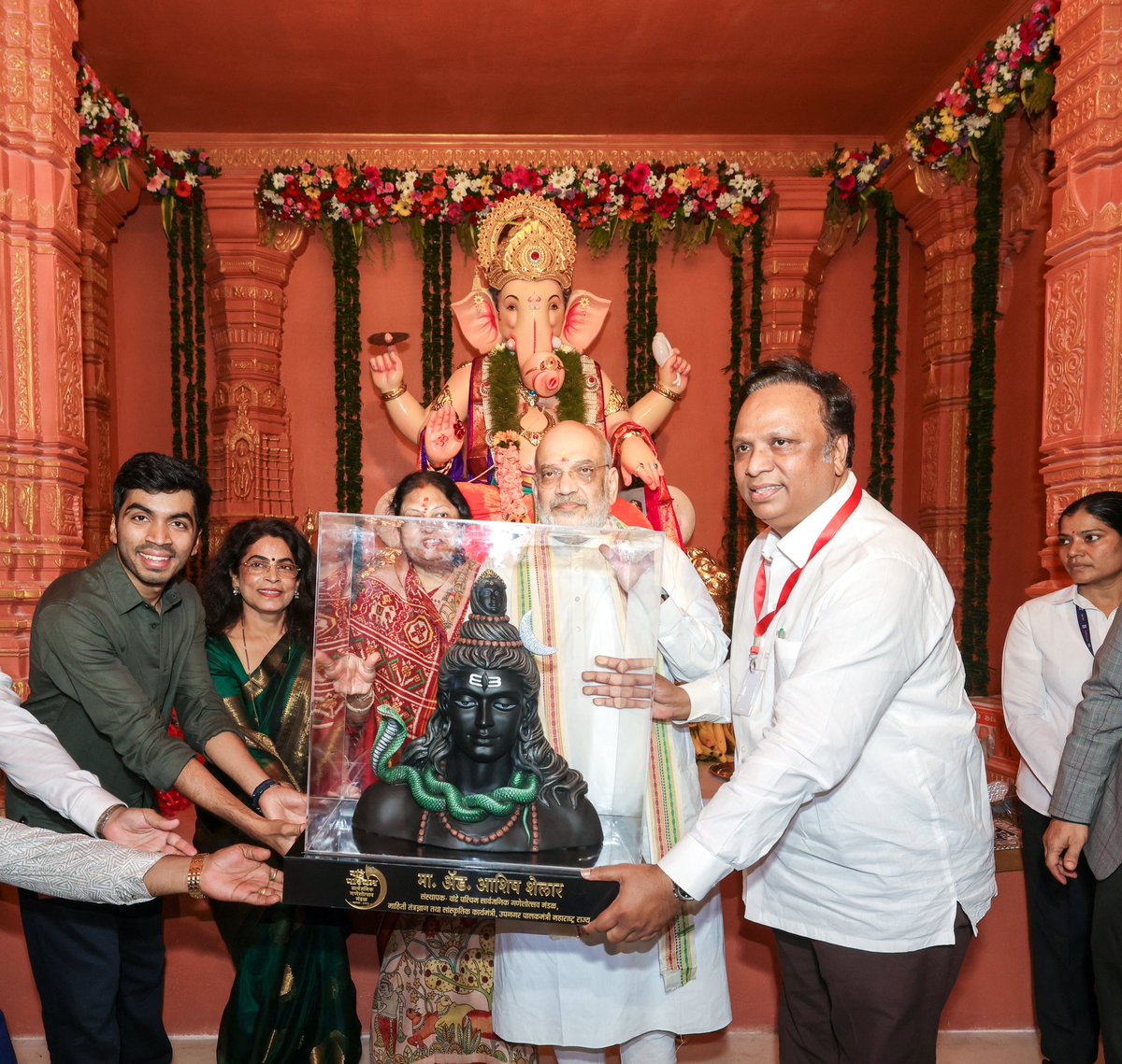 AmitShah's tweet photo. गणेशोत्सव केवल एक पर्व नहीं, बल्कि हमारी सामाजिक एकता और सांस्कृतिक चेतना का उत्सव है।

आज बांद्रा पश्चिम में सार्वजनिक गणेशोत्सव मंडल द्वारा स्थापित गणपति बाप्पा की भव्य प्रतिमा के दर्शन-पूजन कर समस्त देशवासियों के कल्याण की प्रार्थना की।

गणेशोत्सव केवळ एक सण नाही, तर तो आपल्या सामाजिक एकतेचा आणि सांस्कृतिक चेतनेचा उत्सव आहे.

आज वांद्रे पश्चिम येथील सार्वजनिक गणेशोत्सव मंडळाने स्थापन केलेल्या गणपती बाप्पाच्या भव्य मूर्तीचे दर्शन व पूजन करून सर्व देशवासीयांच्या कल्याणासाठी प्रार्थना केली.