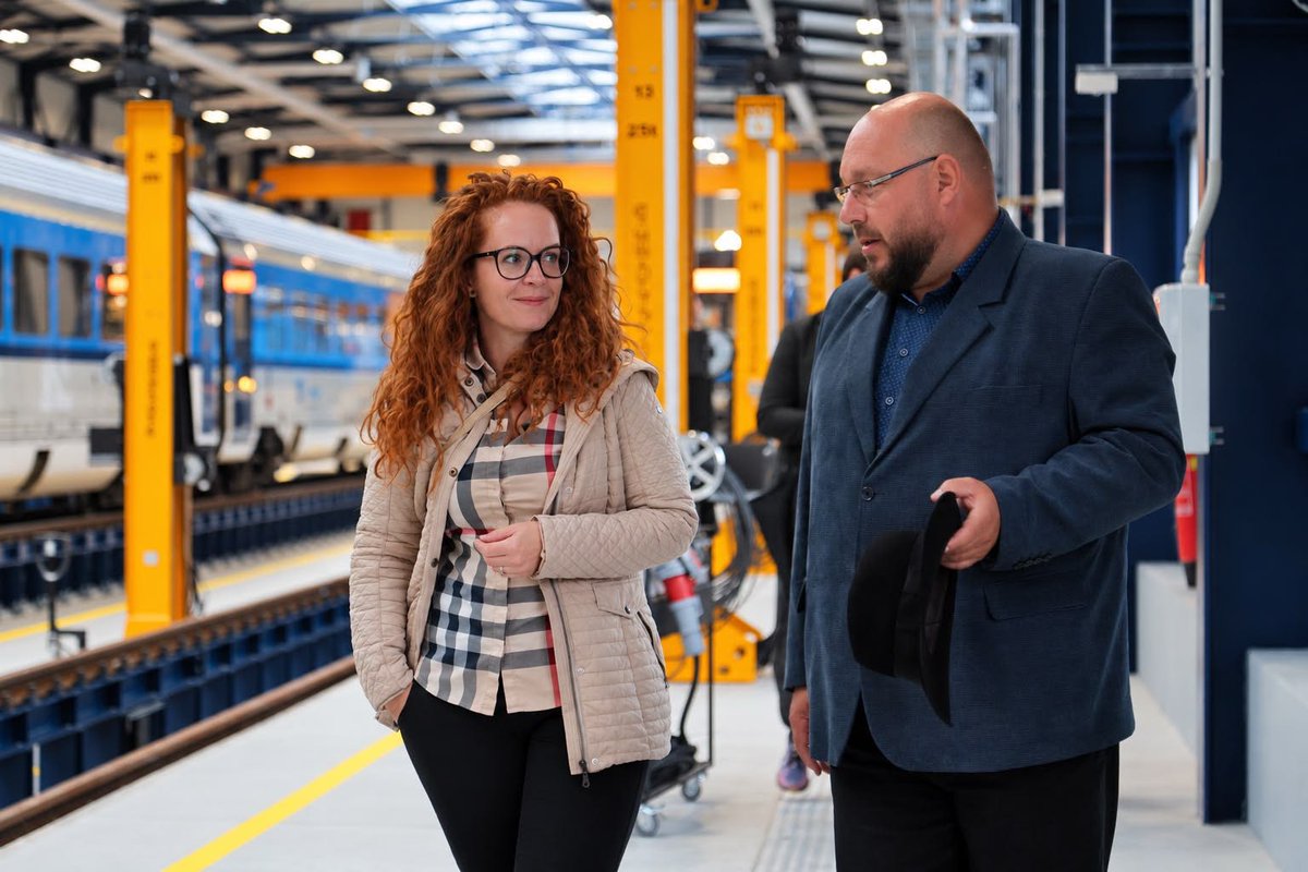 Lenka_Hamplova's tweet photo. Ještě včera návštěvníci. Dnes první vlaky na servis. 🔧🚆

Nová opravárenská hala v Chebu jde rovnou do ostrého provozu. Tři koleje dlouhé 165 metrů, investice téměř 830 milionů korun a zázemí, které nám umožní kvalitnější údržbu současných i nových vlaků Českých drah. https://t.co/NlO585gnb2