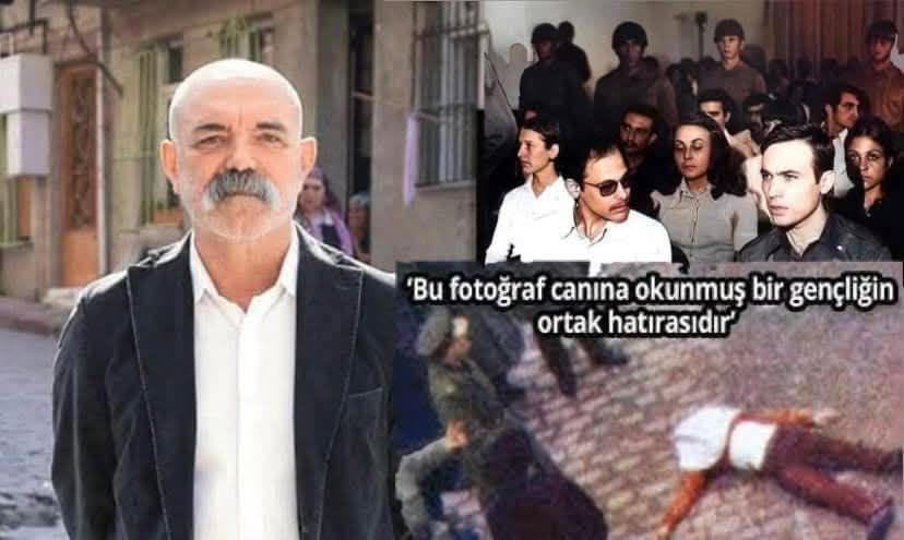 TOPRAK_2_'s tweet photo. Tiyatro oyuncusu Ercan Kesal’ın Kaleminden,
Yerde Yatan Ulaş Değil, Ömrümüzdür!
Deniz Gezmiş yakalandığında ortaokul ikinci sınıf öğrencisiydim. 
O gün okuldan erken çıkmış, babamın  gazozhanesine gitmiştim. 
Sol kulağım akıyordu. Müdür muavini saçlarım uzamış diye elindeki makasla önden arkaya traş etmişti ve henüz evimizde televizyon yoktu. 
Siyah beyaz paket yayın  yapan televizyonu komşumuz emekli astsubay Memiş Amca’ların evinde seyrediyordum.
Denizler asıldığında da ortaokuldaydım, demek ki çok uzatmamışlar mahkemeyi. 
Hüseyin haklı çıkmış, Erdal Öz’e ‘’Bunlar bizi asacaklar’’ demişti. 
Bizim kasaba Hacıbektaş’a çok yakındır. 
Bu yüzden Ulaş Bardakçı’yı hemşehrimiz biliriz. 19 Şubat 1972’de Ulaş’ı, İstanbul Arnavutköy’de vurdular. 
Bu fotoğraf Ulaş’ın öldürüldükten sonra evin önünde çekilen fotoğrafıdır.
Aynı yılın 30 Mart’ında Mahir’leri de öldürdüler. 
Bu tarihten üç yıl sonra Nevşehir Lisesi’ni bitirdim, Üniversite sınavlarının sonucunda Mahir’in okuluna gittim, Siyasal’a. Yıl 1976 idi… Yeni okulumun öğrenci derneği başkanı Hakan Yurdakuler’i ben okula kayıt yaptırmadan beş ay önce öldürmüşlerdi. 
1977’nin sonlarında Bornova’daydım. 
Ege Üniversitesi’nde. Küçük Kantin’de çadırlarda kalıyorduk ve boykottaydık. 
1 Mayıs 1977 katliamı yaşanmış, 34 kişi katledilmişti. 
1978-79 çok ağır geçti. 
16 Mart 1978’de İstanbul Üniversitesi’nin Beyazıt kapısında bekleyen öğrencilerin üzerine bomba atıldı. 7 öğrenci öldü. 
O sırada Bornova Öğrenci Yurtlarında kalıyordum. 
16 Mart saldırısında bombayla öldürülen çocukların failleri hiç ceza almadılar. 
En son bir gazetede gördüm, ölen gençlerden birinin avukat olan kız kardeşi, hala sürdürüyormuş davayı.
1979’da Tıp Fakültesi ikinci sınıftaydım. Artık her gün üç beş kişi ölüyordu. 
Tariş Direnişi olmuştu İzmir’de ve direniş başlayınca biz de hastaneyi işgal etmiştik.
Sonra, malum darbe. 12 Eylül askeri darbesinden sonra cezaevlerinde 299 kişi yaşamını yitirdi. 
14 kişi açlık grevinde, 16 kişi kaçarken, 95 kişi çatışmada öldü. 144 şüpheli ölüm bildirildi, 43 kişinin de intihar ettiği söylendi. 
Öyle böyle derken okulu bitirdim, tuhaf ama doktor olmuştum işte. 
Mecburi hizmete gittim. 
1990’lı yıllarda İstanbul’daydım ve artık ülkemizde faili meçhuller vakay-ı adiyeden sayılıyordu. 
1993’de, Uğur Mumcu’nun da öldürüldüğü yıl, Sivas’ta bir oteli güpegündüz, saatlerce, herkesin gözleri önünde kuşatıp içindeki otuz beş kişiyle birlikte yaktılar. 
Devrin başbakanı, televizyonda yaptığı konuşmada, ‘’otelin etrafındaki insanlara bir şey olmadığı’’ müjdesini(!) verdi.
1995’de Fransa’ya (Paris’e) gittim, on beş yıl önce kaçarak canını kurtaran mülteci bir arkadaşımın yanına. Derdim Fransızca ve sinemaydı. Fransızca öğrenemedim ama Paris’i iyi bilirim. 
Ben Paris’teyken Gazi Mahallesi’nde uzun namlulu silahlarla 22 kişiyi öldürdüler. 
1996’da döndüm Türkiye’ye. 
Faili meçhuller hiç bitmedi. 2007’de bir halkın en soylu evlatlarından birini, Hrant’ı sırtından kalleşçe vurdular.
Roboski’de, sınırdan mazot taşıyan otuz altı kişi bombalarla parçalandı. 
Yetmedi, (şahit falan kalmasın diye herhalde) olaydaki  katırları da öldürdüler.
Gezi oldu sonra. Üşüdükçe kendini yakan çocukların canı erik yemek istemişti. Fakat, Berkin’i, Ethem’i, Ali İsmail’i ve diğerlerini aldılar elimizden.
Şahsi tarihim, ülkemin siyasi cinayetler tarihiyle yanyana sürdü gitti.
Benim ömrüm bitti; ama ne öldürmeleri, ne de faili meçhulleri bitti ülkemin. 
Bu fotoğraf canına okunmuş bir gençliğin ortak hatıratıdır.
Bu yüzden, orada, yerde yirmi beş kurşunla delik deşik edilmiş yatan delikanlı Ulaş Bardakçı değil, bir kuşağın ömrüdür…
Ercan Kesal
