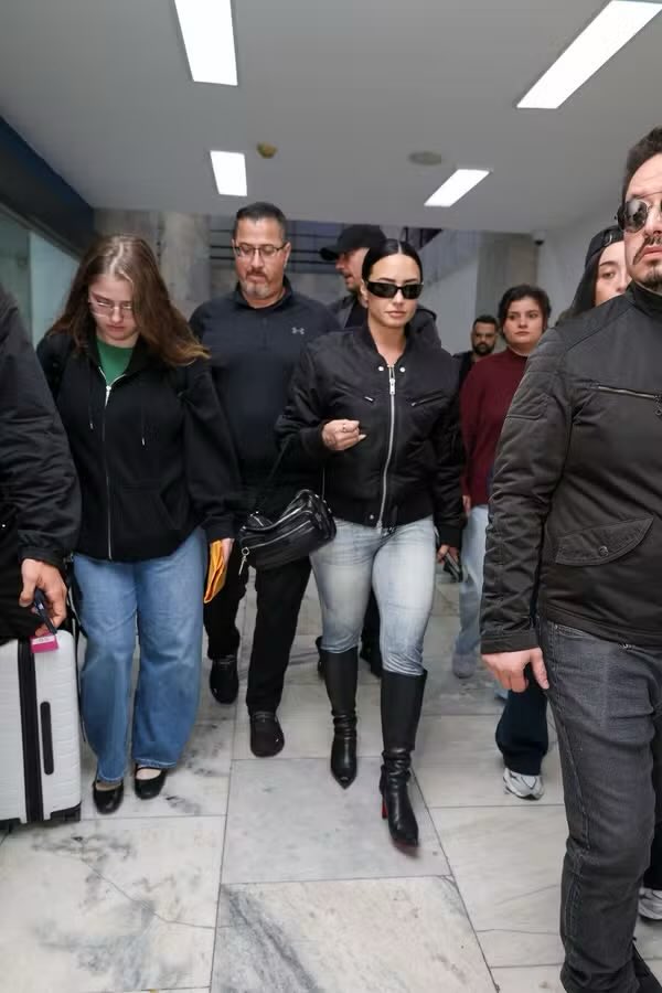 portallovato's tweet photo. Demi Lovato no aeroporto do Rio de Janeiro, agora a pouco.

Próxima parada: São Paulo! 🇧🇷 https://t.co/SvV3TFgWtt