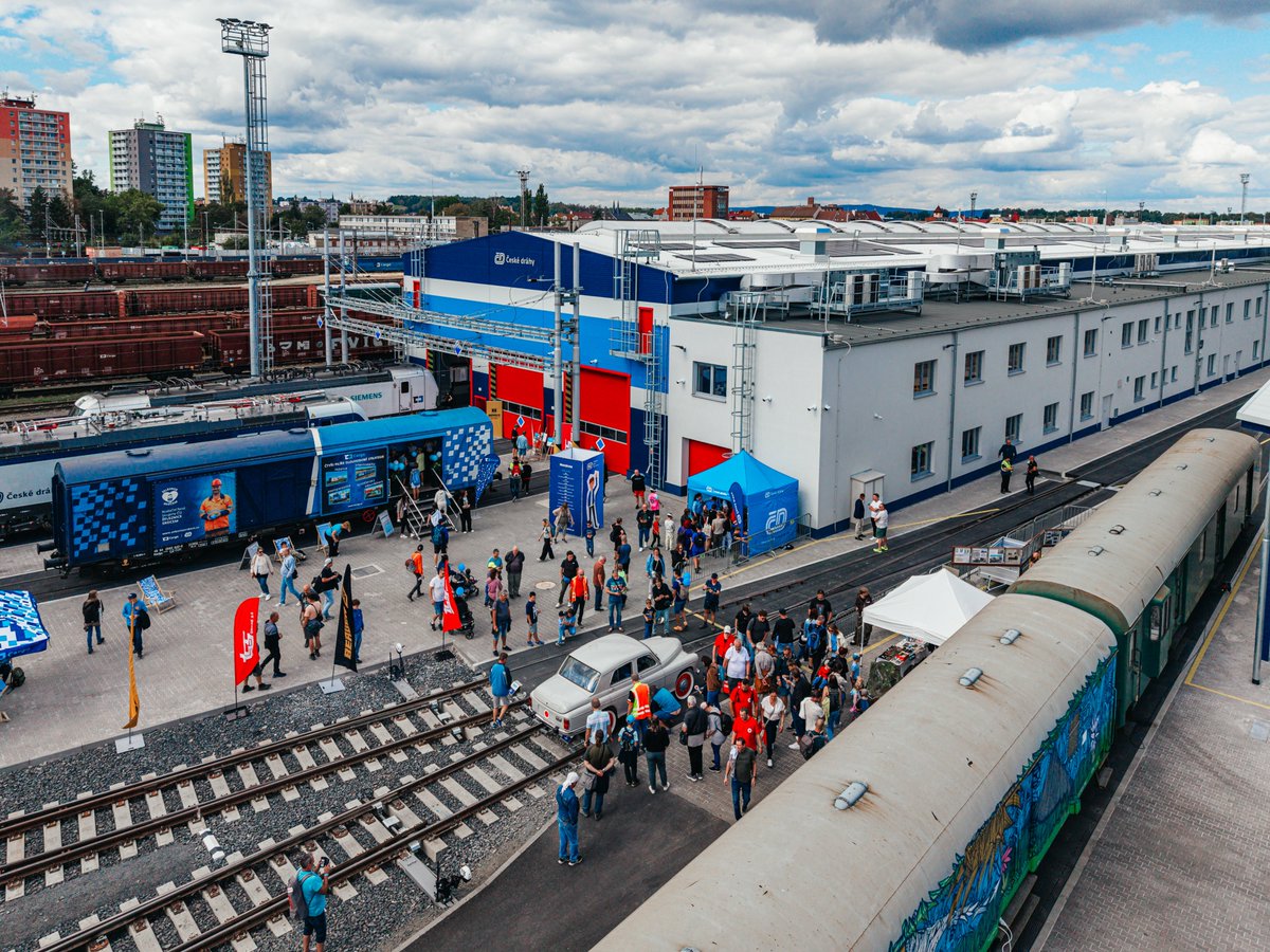 Lenka_Hamplova's tweet photo. Ještě včera návštěvníci. Dnes první vlaky na servis. 🔧🚆

Nová opravárenská hala v Chebu jde rovnou do ostrého provozu. Tři koleje dlouhé 165 metrů, investice téměř 830 milionů korun a zázemí, které nám umožní kvalitnější údržbu současných i nových vlaků Českých drah. https://t.co/NlO585gnb2