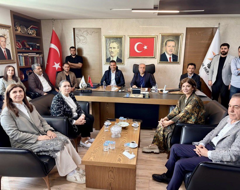 MBeranDilek's tweet photo. 📍 AK Parti Diyarbakır İl Başkanlığı

Önceki dönem Gıda, Tarım ve Hayvancılık Bakanımız Sayın Mehmet Mehdi Eker, Milletvekilimiz Sayın Suna Kepolu Ataman, önceki dönem milletvekillerimiz Sayın Oya Eronat, Ebubekir Bal ve Mine Lök Beyaz, önceki dönem MKYK Üyemiz Sayın Alaattin Parlak ile birlikte İl Yürütme ve Yönetim Kurulu üyelerimizle bir araya geldik.

Diyarbakır’ımızın ihtiyaçlarını, hedeflerini ve teşkilat çalışmalarımızı istişare ettiğimiz buluşmada; geçmişin tecrübesini, bugünün dinamizmiyle birleştirerek önümüzdeki döneme dair yol haritamızı değerlendirdik.

Tecrübe, istişare ve güçlü teşkilat anlayışıyla Diyarbakır’ımız için çalışmalarımızı kararlılıkla sürdüreceğiz.

@HamitSumer21 
@akpartidbakir