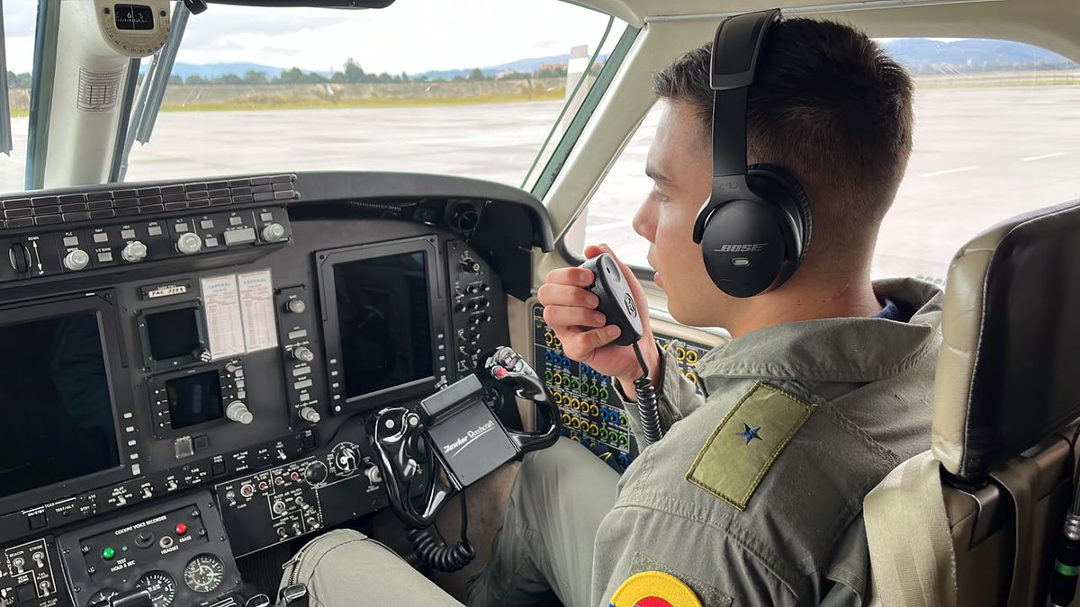FuerzaAereaCol's tweet photo. #EnDesarollo 
1. Una vez conocida la pérdida de comunicación con la aeronave Cessna T-206 de matrícula HK-4985, la @FuerzaAereaCol activó de inmediato los protocolos de búsqueda y salvamento a través del Centro Nacional de Recuperación de Personal.

2. Con aeronaves Bell-212, UH-60 BlackHawk y C-90 con equipos especializados de geolocalización, se  realizó la búsqueda de la aeronave sobre la vereda Oscordó, Pueblo Rico #Risaralda. 

3. Aproximadamente sobre las 7:30 a.m. nuestra aeronave UH-60 Black Hawk, localizó en inmediaciones al Parque Nacional Natural Tatamá, indicios correspondientes a la aeronave. 

4. La #FuerzaAérea🇨🇴 continúa con las misiones de búsqueda y verificación de la emergencia en coordinación con la @AeroCivilCol junto a organismos de socorro y autoridades competentes.

#CACOM5 
#CENRP
#CATAM
#AdAstra🚀