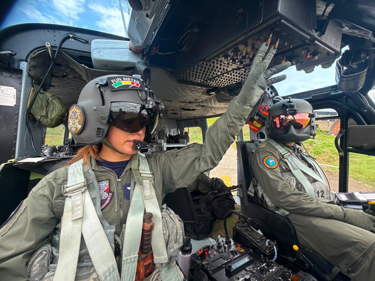 FuerzaAereaCol's tweet photo. #EnDesarollo 
1. Una vez conocida la pérdida de comunicación con la aeronave Cessna T-206 de matrícula HK-4985, la @FuerzaAereaCol activó de inmediato los protocolos de búsqueda y salvamento a través del Centro Nacional de Recuperación de Personal.

2. Con aeronaves Bell-212, UH-60 BlackHawk y C-90 con equipos especializados de geolocalización, se  realizó la búsqueda de la aeronave sobre la vereda Oscordó, Pueblo Rico #Risaralda. 

3. Aproximadamente sobre las 7:30 a.m. nuestra aeronave UH-60 Black Hawk, localizó en inmediaciones al Parque Nacional Natural Tatamá, indicios correspondientes a la aeronave. 

4. La #FuerzaAérea🇨🇴 continúa con las misiones de búsqueda y verificación de la emergencia en coordinación con la @AeroCivilCol junto a organismos de socorro y autoridades competentes.

#CACOM5 
#CENRP
#CATAM
#AdAstra🚀