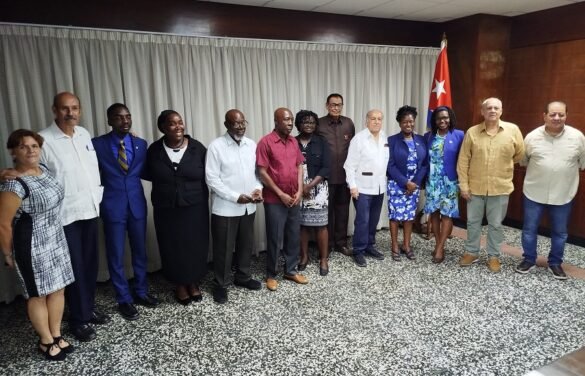 RadioHabanaCuba's tweet photo. #CubaNoEstáSola 🇲🇽🇨🇺 l En #Cuba ayuda solidaria de #México y #Caricom.
#SolidaridadConCuba
https://t.co/J8ZRY1uPfc https://t.co/k3hW7wqGhf