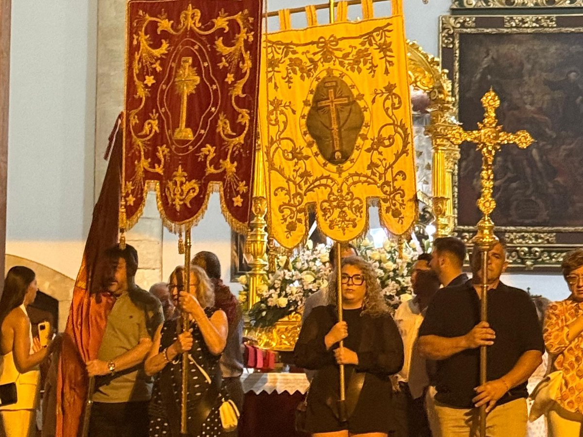 JoseMartinBuroM's tweet photo. La Alberca de Záncara vibra con sus fiestas en honor a la Santa Cruz. Acompañamos al alcalde y a todo su equipo de gobierno en un emotivo pregón que unió medicina y agricultura, el traslado de la patrona al Convento de Santa Ana y un cierre espectacular de fuegos artificiales 🎊 https://t.co/8lYqEhdcde