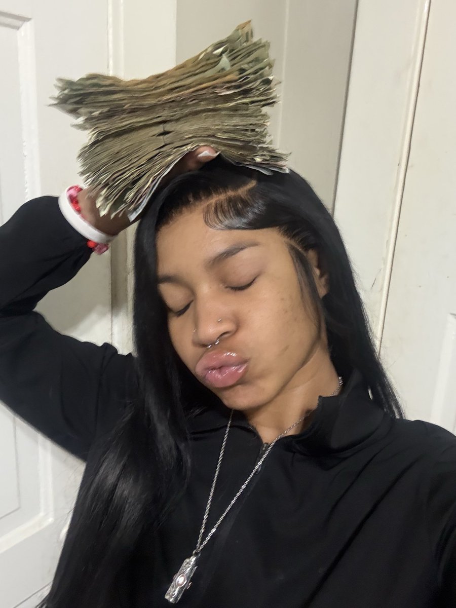 Mdollxl's tweet photo. You ain’t just cute, you getting money too ima trick on you 🙈🤧 #414 #mkechi #milwaukee414 https://t.co/xkaKzr6XSi