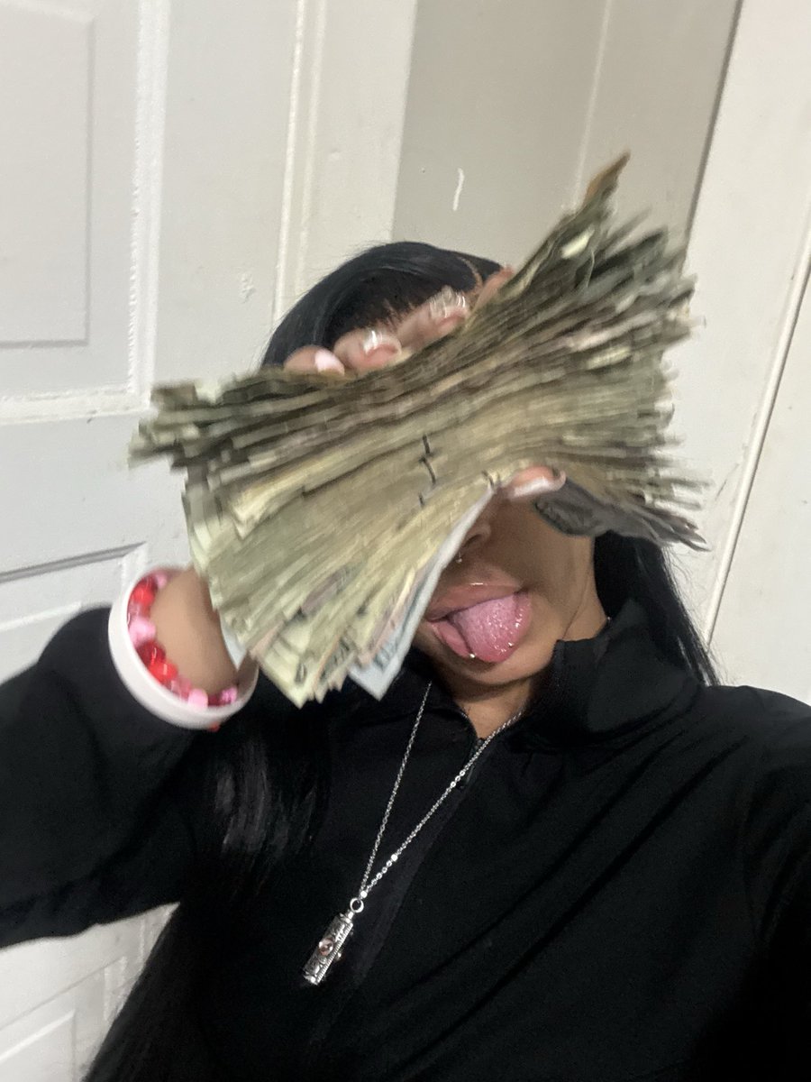 Mdollxl's tweet photo. You ain’t just cute, you getting money too ima trick on you 🙈🤧 #414 #mkechi #milwaukee414 https://t.co/xkaKzr6XSi