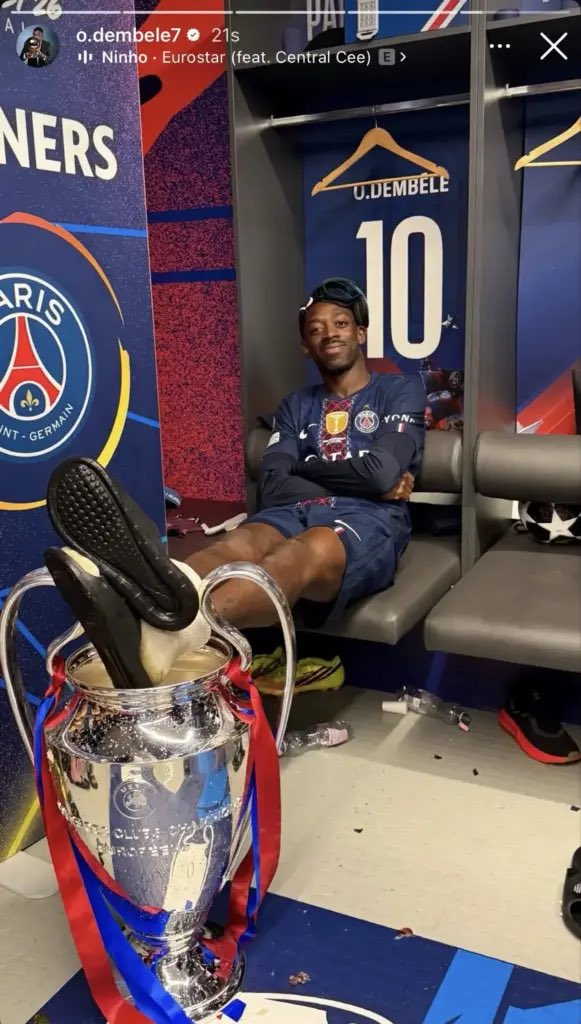 JackyBooooy's tweet photo. Pendant que l’élu doit faire appel a sos ménage pour dépoussiérer son dernier trophée majeur, datant de 2018 😂😂😂😂😂😂😂😂😂😂 https://t.co/BjatI5b371