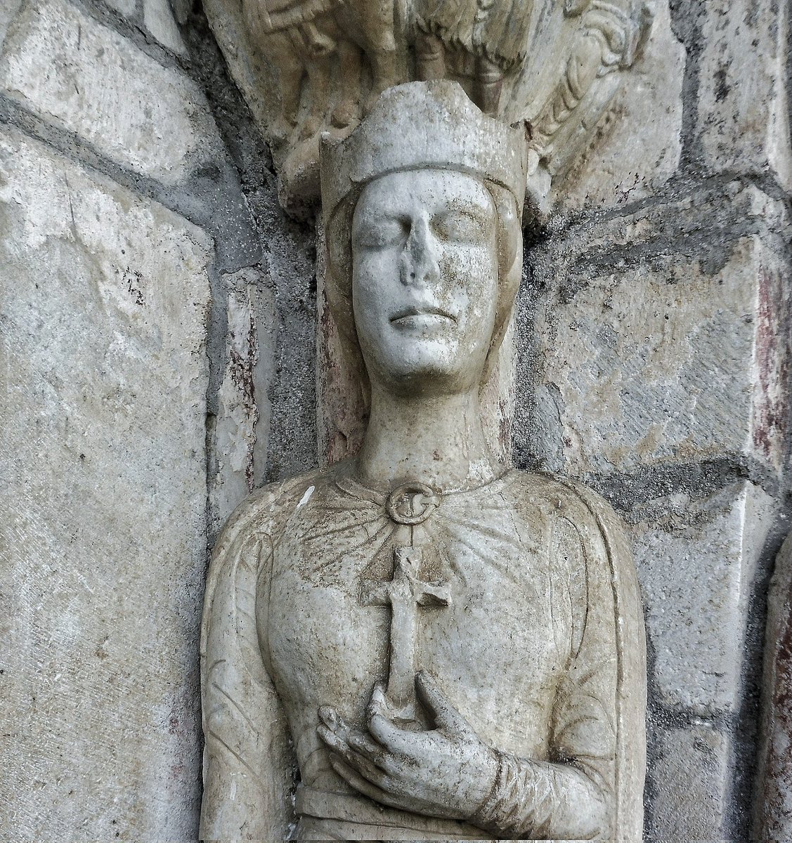 RomanicoEspana's tweet photo. Ya en suelo francés aunque apenas 30 kilómetros Garona abajo de nuestro venerado Valle de Arán se levanta la Basílica de Sant-Just de Valcabrère, en cuya fantástica portada románica hay también un guiño a la Vera Cruz de la mano (nunca mejor dicho) de Santa Elena https://t.co/2i5DoBMo5V