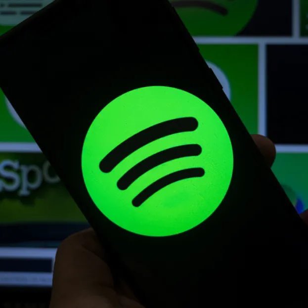 BBPRTV's tweet photo. Bad Bunny continúa en el #1 en Spotify Global.

Lleva tanto tiempo siendo #1 sin un lanzamiento que ya me aburren estos posts, así de GOAT es. https://t.co/2vTXpK2Mpv