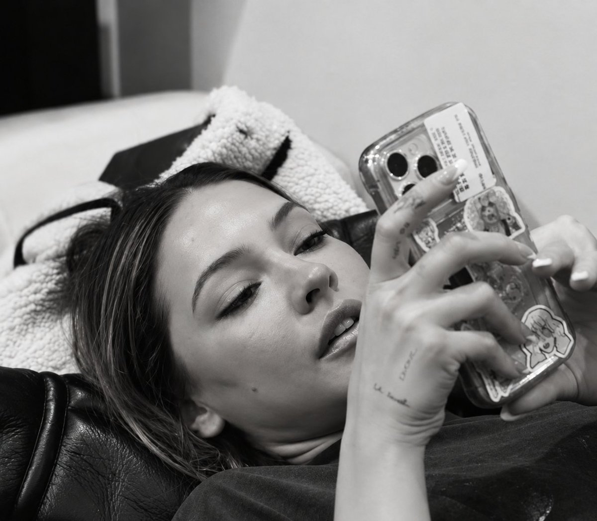 maevebonline's tweet photo. '.             
                                  —    𝓲𝓽'𝓼 𝓶𝓸𝓷𝓭𝓪𝔂 𝓪𝓰𝓪𝓲𝓷
                                          ᴍᴇɴᴛᴀʟʟʏ sᴏᴍᴇᴡʜᴇʀᴇ ᴇʟsᴇ 

                                          {#dlaphoto} 📸 https://t.co/0OwZVKvh2n