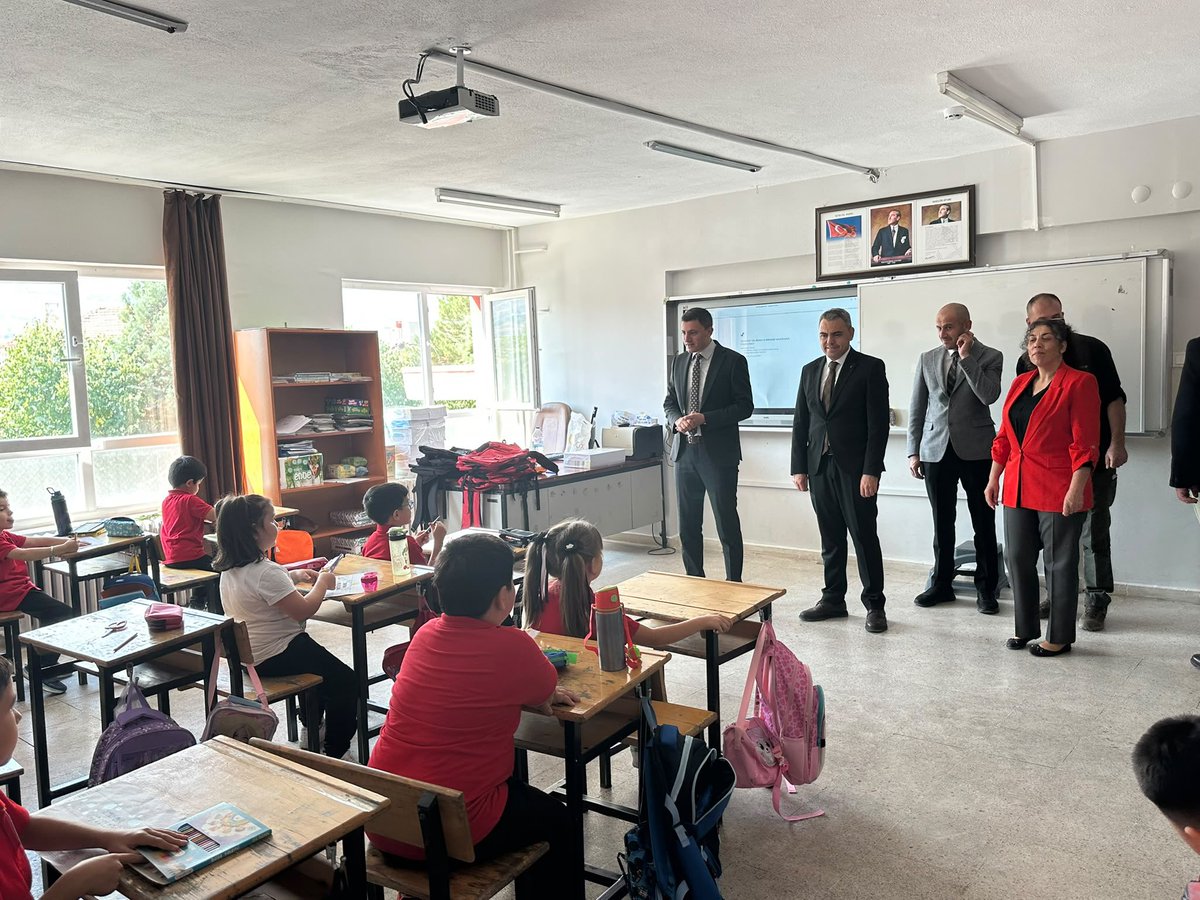 kaymakamlkgudul's tweet photo. Kaymakamımız Sn. Naim AKAR, İlçe Milli Eğitim Müdürü İhsan AKTAŞ ile birlikte 2026-2027 eğitim öğretim yılının ilk gününde Atatürk İlkokulunu ziyaret ederek öğrencilerimizle sohbet etti. https://t.co/w46dIq2dbw