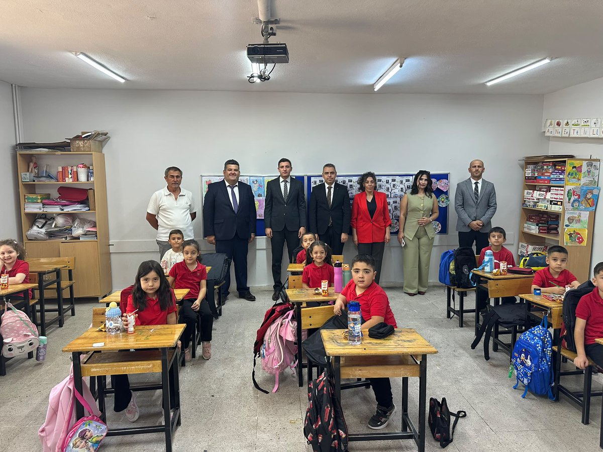kaymakamlkgudul's tweet photo. Kaymakamımız Sn. Naim AKAR, İlçe Milli Eğitim Müdürü İhsan AKTAŞ ile birlikte 2026-2027 eğitim öğretim yılının ilk gününde Atatürk İlkokulunu ziyaret ederek öğrencilerimizle sohbet etti. https://t.co/w46dIq2dbw