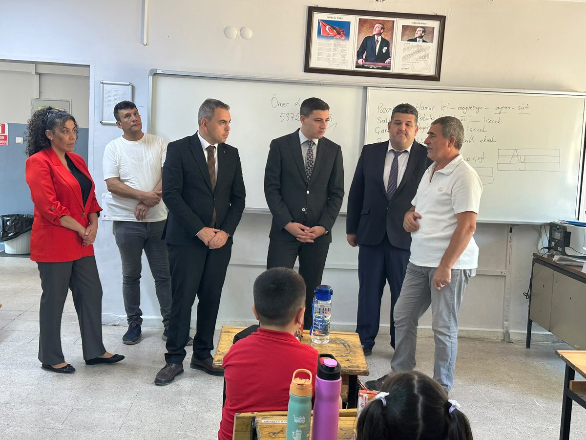 kaymakamlkgudul's tweet photo. Kaymakamımız Sn. Naim AKAR, İlçe Milli Eğitim Müdürü İhsan AKTAŞ ile birlikte 2026-2027 eğitim öğretim yılının ilk gününde Atatürk İlkokulunu ziyaret ederek öğrencilerimizle sohbet etti. https://t.co/w46dIq2dbw