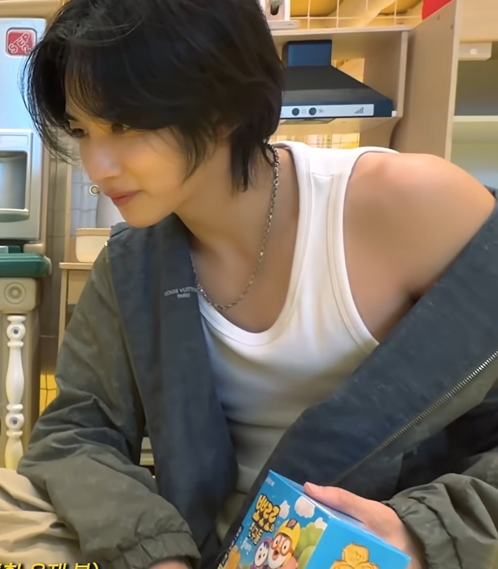 jeonghannisms's tweet photo. he is so androgynous,, like if a man and a woman had a baby https://t.co/kBvdIHoDlS