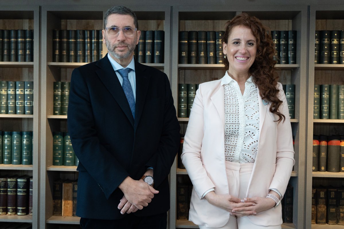 JMOlmosOK's tweet photo. El próximo 20 de octubre los abogados y abogadas tenemos la responsabilidad de elegir a nuestros representantes para el Consejo de la Magistratura de la Nación.

Es importante que se sienten allí los que ejercen la profesión de verdad y conocen las necesidades de quienes trabajan con el derecho, que sufren al igual que el resto de los argentinos los graves problemas que ocasiona el Gobierno de Milei. Abogadas y abogados con convicciones fuertes, que sean una expresión del país federal. 

La Dra. Tati Demarchi, Presidenta del Colegio de Abogados de Villa María - Córdoba, con el apoyo de más de 30 Colegios de todo el País encabezará la lista ABOGACÍA UNIDA Y DIGNIDAD PROFESIONAL.

Estará acompañada por el Dr. Jorge Rizzo, histórico dirigente del Colegio Público de la Capital Federal, una garantía en la defensa de los abogados.