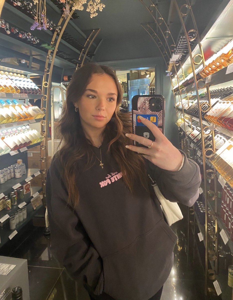 zarakeyesss's tweet photo. anyone wanna cam together and ill feed my irl lauren dm me asap https://t.co/kJSae7YUlh