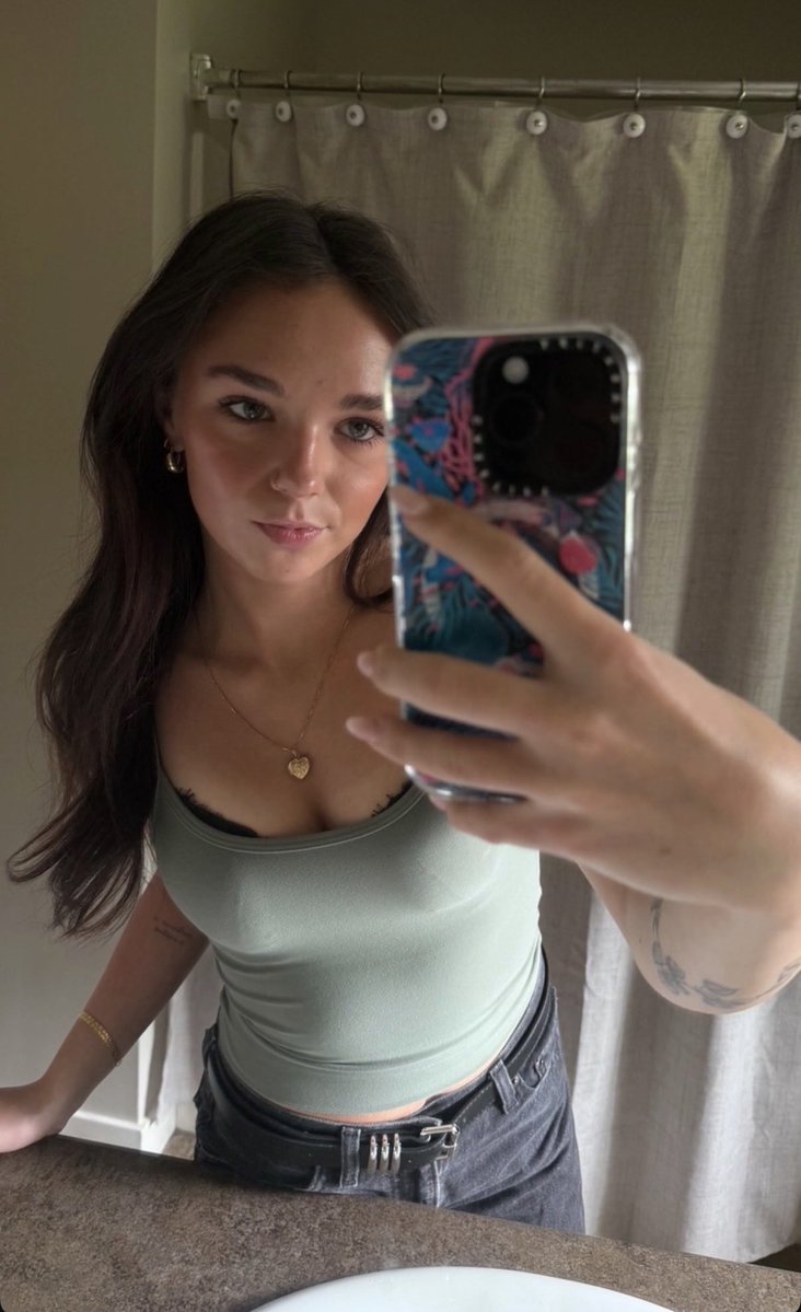 zarakeyesss's tweet photo. anyone wanna cam together and ill feed my irl lauren dm me asap https://t.co/kJSae7YUlh