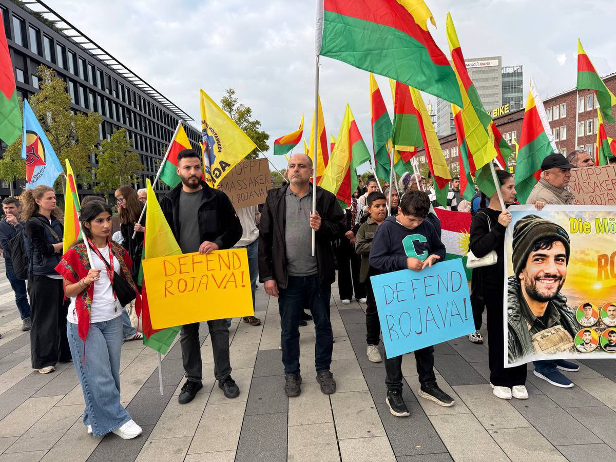 _Civak_saz1's tweet photo. Duisburg’da Rojava için eylem

Almanya’nın Duisburg kentinde Rojava’ya yönelik saldırılara ve gelişmelere dikkat çekmek amacıyla eylem gerçekleştirildi.

Eylemde konuşma yapan KCDK-E üyesi Ahmed Kobani, Sipan Haseki’nin kaçırılarak öldürülmesinin kabul edilemez olduğunu belirtti. Kobani, olayın faillerinin bir an önce yakalanarak adalet önüne çıkarılması ve cezalandırılması gerektiğini ifade etti.