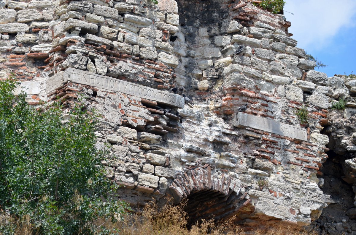 ByzantineLegacy's tweet photo. Inscription of Emperor Romanos (II or III) from Tower 4 of the Theodosian Walls 
+ Πᾶσι Ῥωμαίοις μέγ��ς δεσπότης ἤγειρε Ῥωμαν | ὸς νέον ὁ παμμέγιστος τόνδε πύργον ἐκ βάθρω(ν)
“Romanos, the Great Emperor of all the Romans, the most Great, erected this tower new from the foundations”.
+ ἐκτ(ί)σθ(η) ὁ πύργος οὗτος δια...| κελαρίου
​“This tower was built by Kelarios (?)”