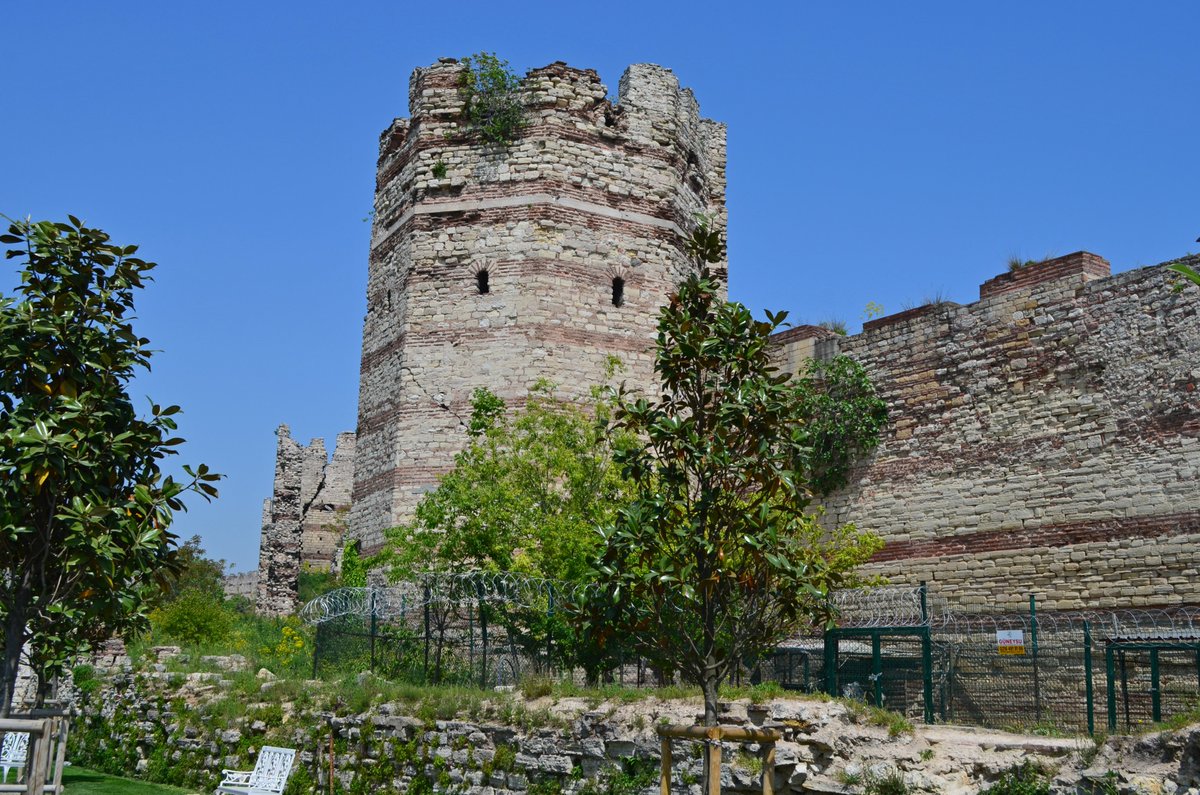 ByzantineLegacy's tweet photo. Inscription of Emperor Romanos (II or III) from Tower 4 of the Theodosian Walls 
+ Πᾶσι Ῥωμαίοις μέγ��ς δεσπότης ἤγειρε Ῥωμαν | ὸς νέον ὁ παμμέγιστος τόνδε πύργον ἐκ βάθρω(ν)
“Romanos, the Great Emperor of all the Romans, the most Great, erected this tower new from the foundations”.
+ ἐκτ(ί)σθ(η) ὁ πύργος οὗτος δια...| κελαρίου
​“This tower was built by Kelarios (?)”