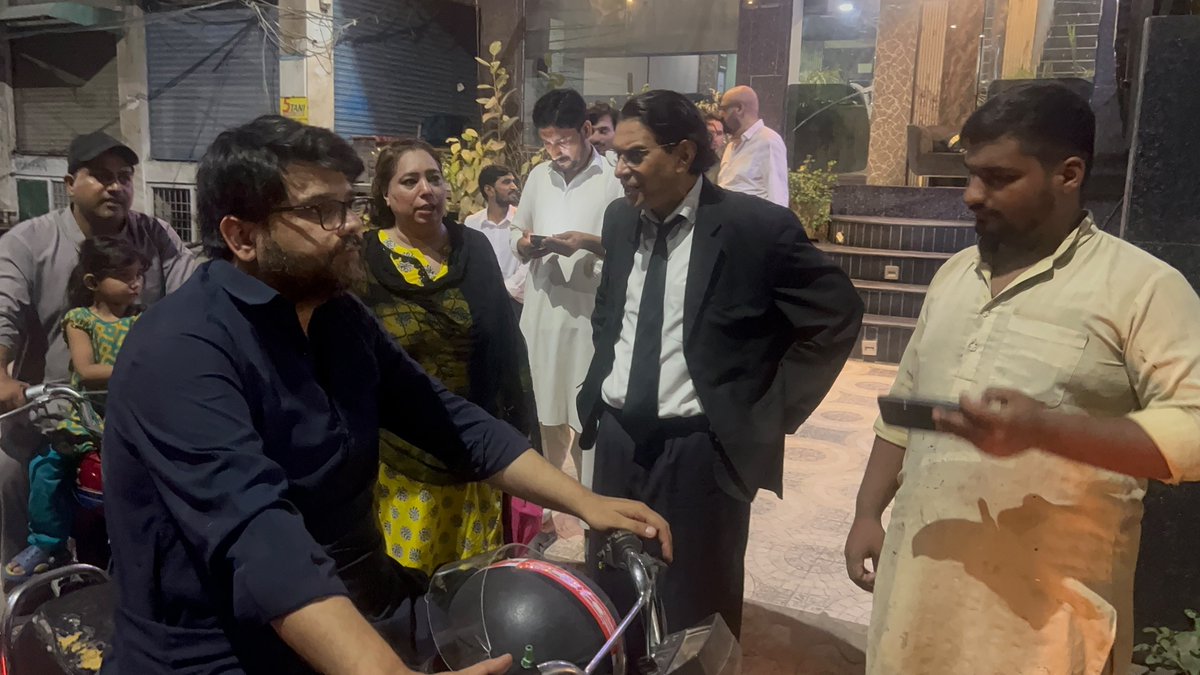 salmanAraja's tweet photo. لکشمی چوک لاہور کے چند منٹ قبل حسین مناظر۔ ناکے پر میری گاڑی روک دی گئی۔ اویس بھائی اور عتیق ریاض بھائی کی بائکس شاندار سواری ثابت ہوئیں۔ زمین پر چلتا ہر لاہوری عمران خان کیلئے پیار زبانوں پر سجائے کھڑا تھا۔ سہیل آفریدی کی آمد نے لاہور کو بے مثال استقبال کا موقع دیا ہے۔ سٹریٹ موومنٹ زندہ باد۔ پاکستان زندہ باد