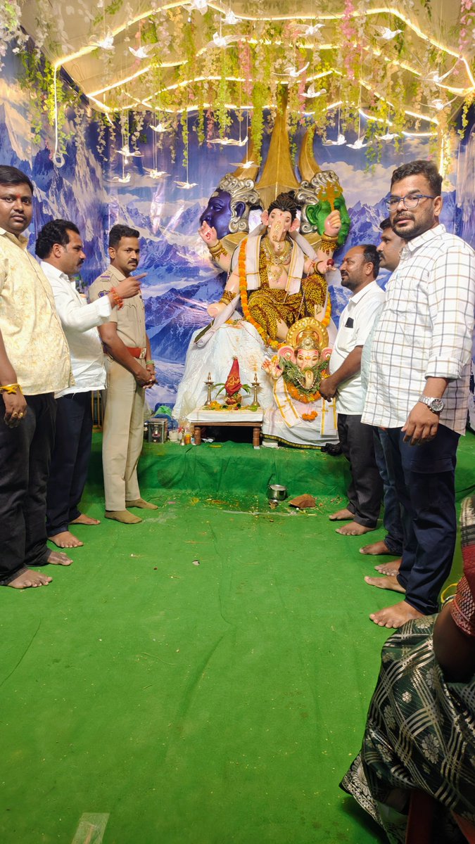 SarpanchNaik's tweet photo. *దేవరకొండ లోని మార్కెట్ యార్డ్ నందు ఏర్పాటు చేసిన కైలాస విఘ్నేశ్వరునికి కమిటీ ఆధ్వర్యంలో దర్శినుకున్న శ్రీను నాయక్ గారు* https://t.co/5x3QvZv5Rp