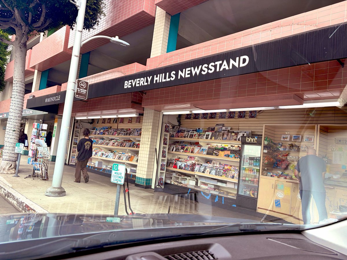 CollectorTony's tweet photo. Magazine secured! ✅
Thank you Beverly Hills Newsstand! 
@Dazed 
@RockstarGames 
#GTAVI
#Dazed 
#BeverlyHills
#LosAngeles https://t.co/9ybjjeKmtL