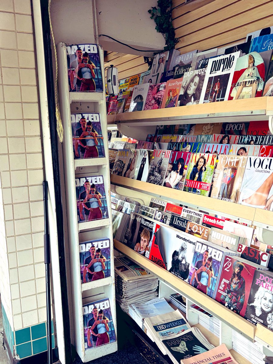 CollectorTony's tweet photo. Magazine secured! ✅
Thank you Beverly Hills Newsstand! 
@Dazed 
@RockstarGames 
#GTAVI
#Dazed 
#BeverlyHills
#LosAngeles https://t.co/9ybjjeKmtL