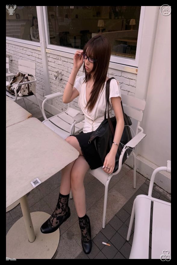 juancho_78's tweet photo. 🙎Stroll Along the Promenade The promenade stretches far. Following her midday meal, she discards her napkin into the bin, then tops up her water bottle. She returns to her seat at the desk, launching the design program once more, continuing with the modifications Lisa had asked https://t.co/DEkB6hmcnh